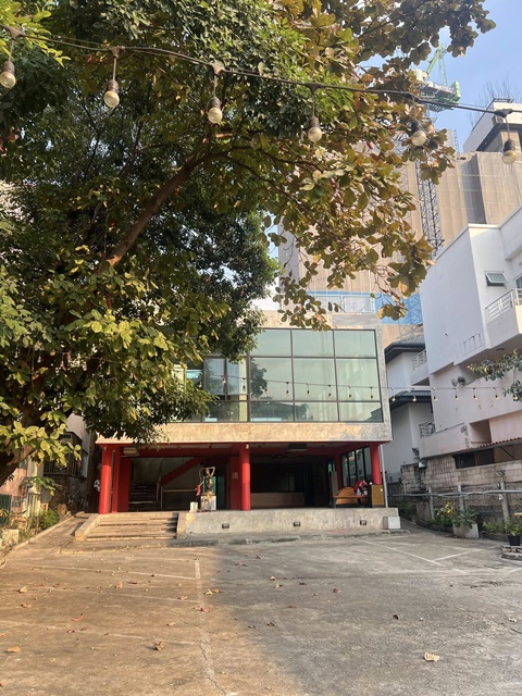 เช่าร้านอาหาร 2.5ชั้นมีดาดฟ้า 220ตร.วา.MRTสุทธิสาร 750ม. มีดาดฟ้า 905ตร.ม. ม.หอการ