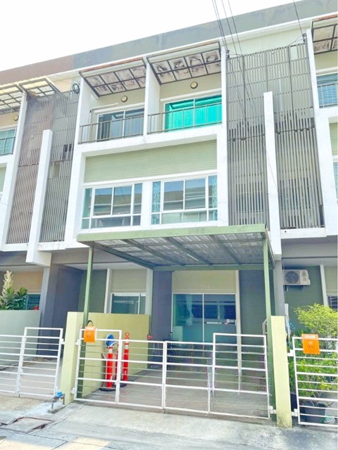 ซ.รามคำแหง 140-146   เตรียมอุดมศึกษาน้อมเกล้า  MRT สัมมากร 1 กม. ให้เช่าทาวน์โฮม 3 ชั้น พร้อมเฟอร์ฯ 204 ตร.ม.17 ตร.วา.  3 นอน 3 น้ำ