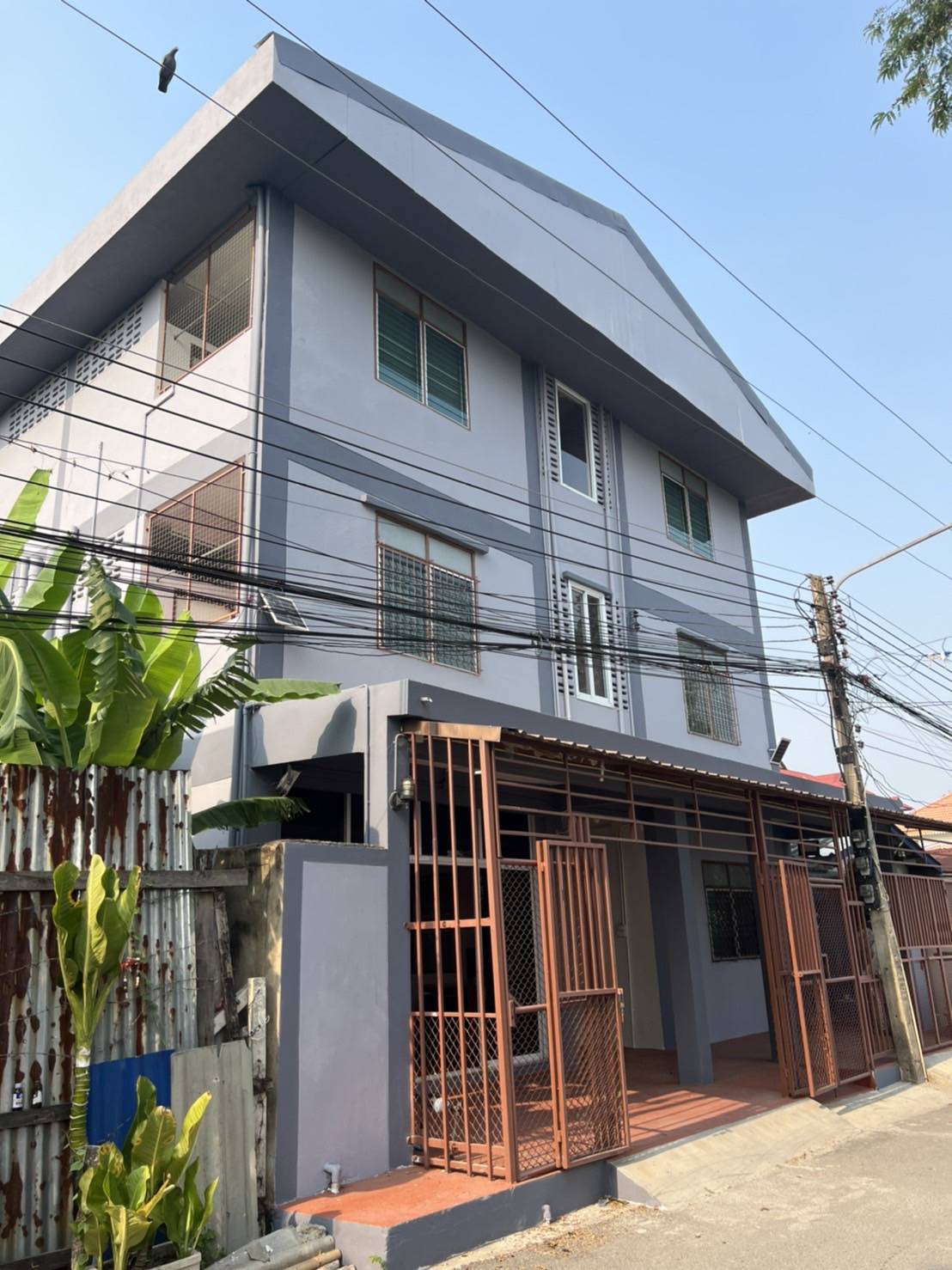 ขายอพาร์ทเม้นท์ 3 ชั้น 24 ห้อง ใกล้ฟิวเจอร์พาร์ครังสิต จ.ปทุมธานี