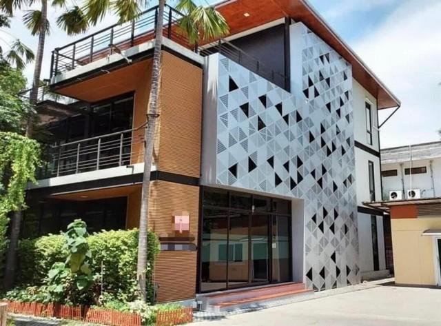 ให้เช่าสำนักงาน 3 ชั้น 2 ตึกเชื่อมต่อกัน ซอยลาซาล 41 ใกล้ BTS แบริ่ง ( จดทะเบียนบริษัทได้ )