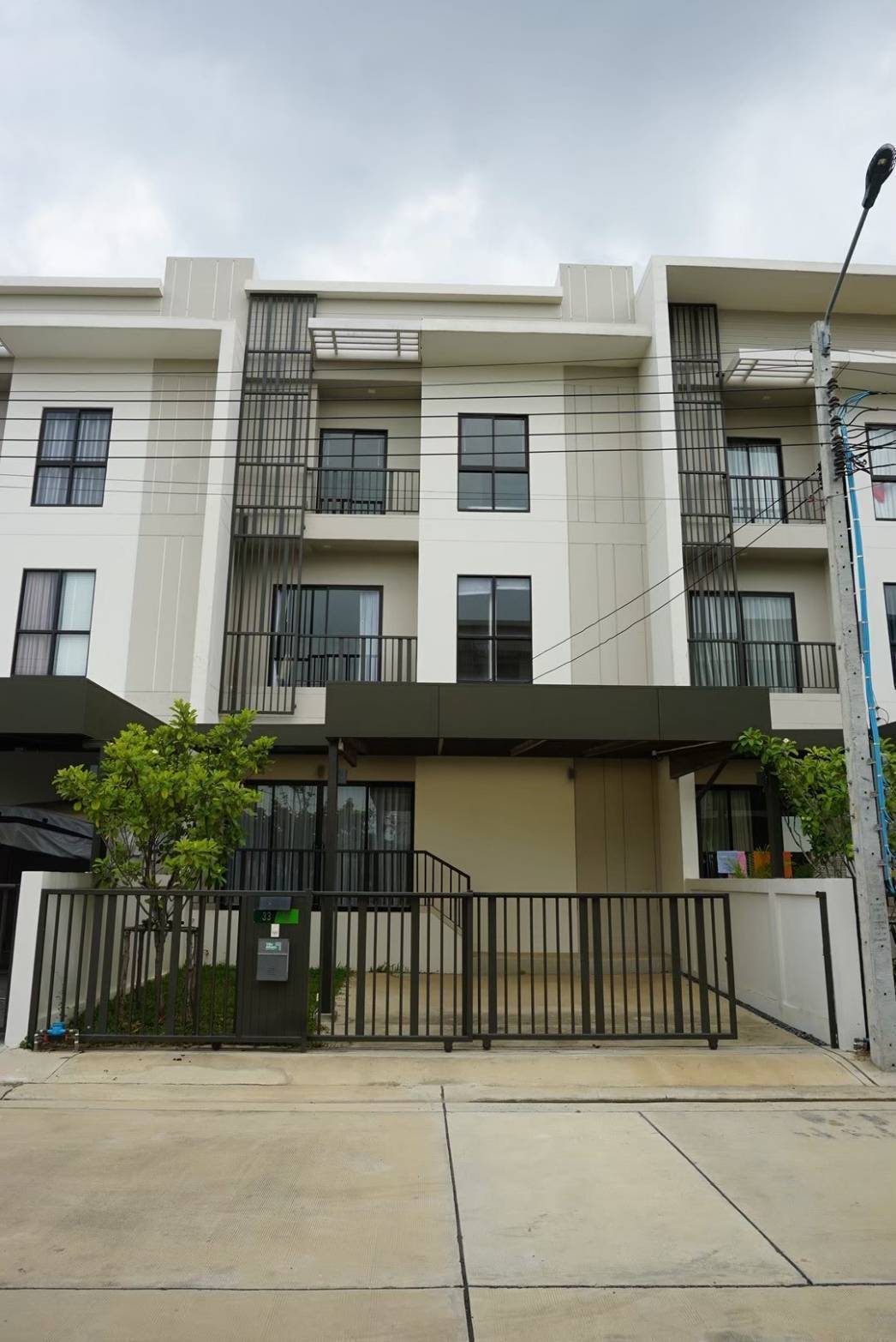 ให้เช่าทาวโฮม3ชั้น  โครงการ villa alberro ย่านกรุงเทพกรีฑา บางกะปิ  ใกล้รร.นานาชาติ Wellington Brighton