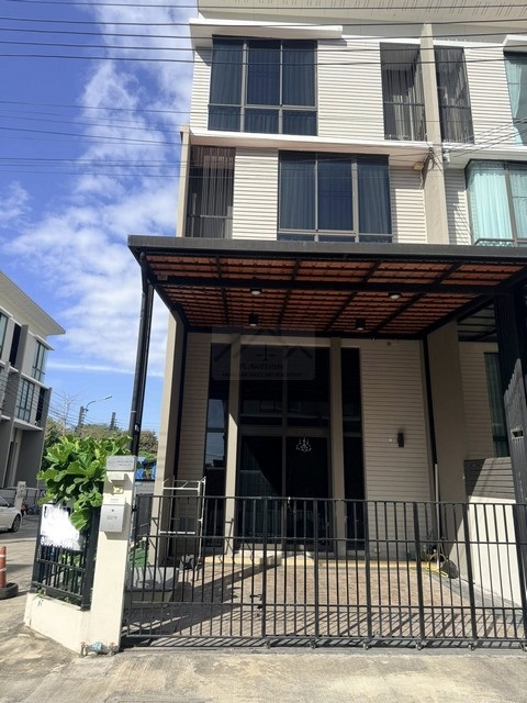 ให้เช่าทาวน์โฮม 3.5 ชั้นหลังมุม โครงการ พาทิโอ  พัฒนาการ 32 Patio Pattanakarn32 ใกล้เอกมัย สุขุมวิท ทองหล่อ