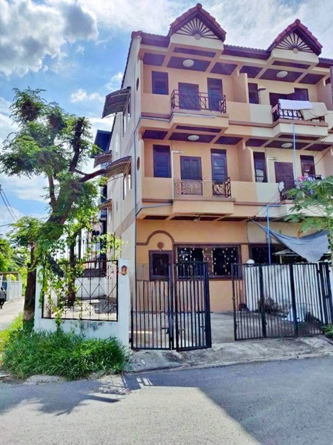 BTS อ่อนนุช 4 กม. 36 ตร.ว. 430 ตร.ม. ซอยอ่อนนุช 36-44 สุขุมวิท77  MRT ศรีนุช 2 กม.ทาวน์เฮาส์ 3 ชั้นหลังมุม 4นอน 3 น้ำ