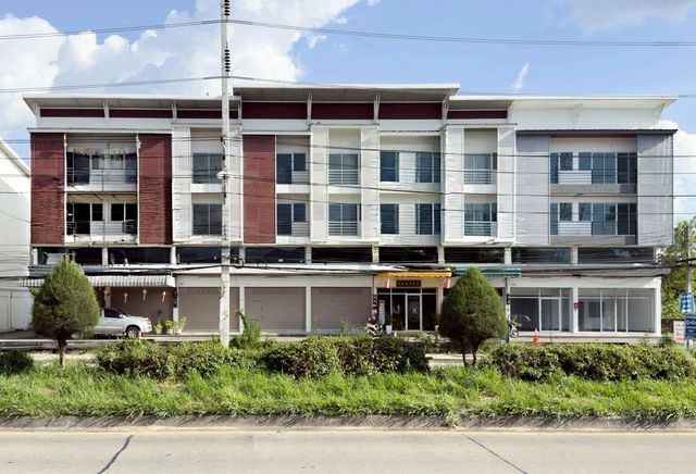 ขาย 3.98 ล้าน อาคารพาณิชย์ 3 ชั้นครึ่ง ติดถนนใหญ่ เชียงใหม่–ดอยสะเก็ด รีโนเวทใหม่ทั้งหลัง เหมาะสำหรับทำออฟฟิศ ร้านค้า หรือปล่อยเช่า