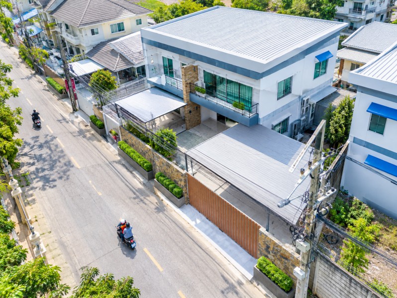 จอดรถได้ 30–40คัน ให้เช่า 200 ตร.ว. พร้อมสำนักงาน 1000 ตร.ม. ห้องประชุม และโกดัง 2 ชั้น ติดถนนโพธิ์แก้ว ใกล้สนามไดร์ฟกอล์ฟโพธาลัย