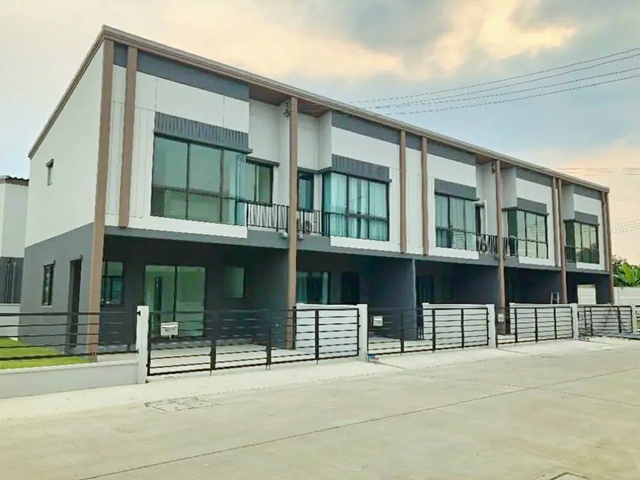 MRTคลองบางไผ่ 2.2 กม. รัตนาธิเบศร์-บางใหญ่  เสาธงหิน เฟอร์ครบ เซ็นทรัล เวสต์เกต 3กม. ทาวน์โฮม 2 ชั้น พร้อมเฟอร์ฯ 2 นอน 3 น้ำ  18 ตร.วา.