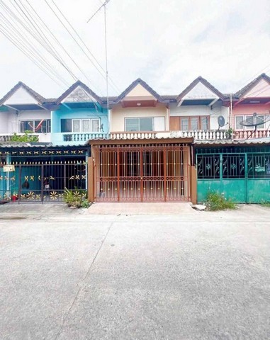 ขายบ้าน ทาวน์โฮมสองชั้น บ้านรีโนเวทใหม่ทั้งหลัง พร้อมอยู่ ที่อยู่ : ซอยหน้าวัดตาลล้อม ต.แสนสุข อ.เมืองชลบุรี