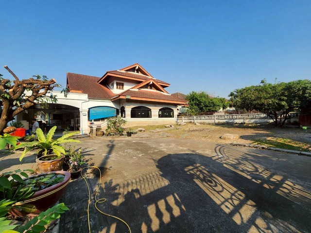 บ้านเดี่ยวนนทบุรี เนื้อที่ 240 ตรว. หน้ากว้าง 50 เมตร 6 ห้องนอน 4 ห้องน้ำ 3ห้องรับแขก 5 จอดรถ