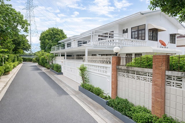 ประชาราษฎร์บำเพ็ญ 20-28 บ้านเดี่ยว 2 ชั้น 3-4นอน ใกล้ MRT ห้วยขวาง 1กม.  สนง.เขตห้วยขวาง 80ตร.ว. 270ตร.ม..จอดรถ 4-6 คัน  ตลาดห้วยขวาง 300 ม.