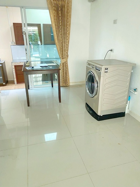 ตลาดประชาอุทิศ 90 800 ม. โลตัส  ประชาอุทิศ  900 ม. ให้เช่าทาวน์โฮม 2 ชั้น ติดถนน 18ตร.ว. 146ตร.ม.  2 นอน 3 น้ำ ตลาดแฟลต กทม. ทุ่งครุ 1 กม