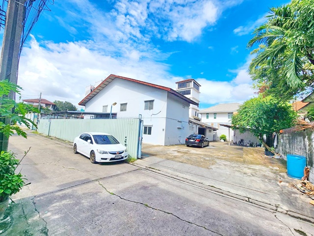 MRTลาดพร้าว101 2.8 กม.โกดังอออฟฟิศ 2ชั้น 5นอน 820ตร.ม. นวมินทร์ 20-28 เดอะมอล์  บนที่ดินครึ่งไร่  ตลาดปัฐวิกรณ์ 3 กม. MRT บางกะปิ 2.2 กม.