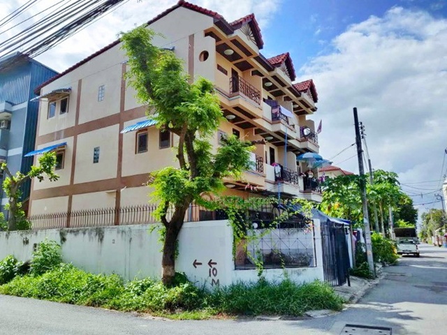 ซอยอ่อนนุช 36-44 สุขุมวิท77  MRT ศรีนุช 2 กม.ทาวน์เฮาส์ 3 ชั้นหลังมุม 4นอน 3 น้ำ BTS อ่อนนุช 4 กม. 36 ตร.ว. 430 ตร.ม.