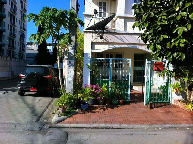 ทาวน์เฮาส์ 3 ชั้น ถูกที่สุดในโลก ซีคอนสแควร์ ศรีนครินทร์ MRT สวนหลวง ร.9 1.2 กม.สภาพดี หัวมุม 22 ตร.วา. 254 ตร.ม. พร้อมเฟอร์ฯ 4 นอน 3 น้ำ