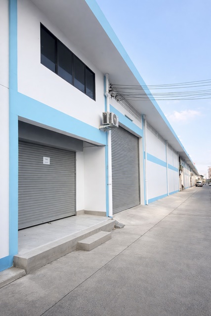 6 นอน 3 น้ำ  ถูกที่สุดในโลก ตรม.ละ 75 ตรม. ติดถนนเอกชัยใกล้วัดโพธิ์แจ้ 300 ม.  โรงงาน 2 ชั้น 100 ตร.วา. 400 ตร.ม. พื้นที่กว้าง