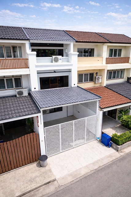 ลาดพร้าว 107-111 MRTบางกะปิ 500ม. ให้เช่าทาวน์เฮาส์ 3 ชั้น  3นอน 2 น้ำ  รพ.เวชธานี ใกล้เดอะมอลล์บางกะปิ 800 ม. 18 ตร.วา. 220 ตร.ม.