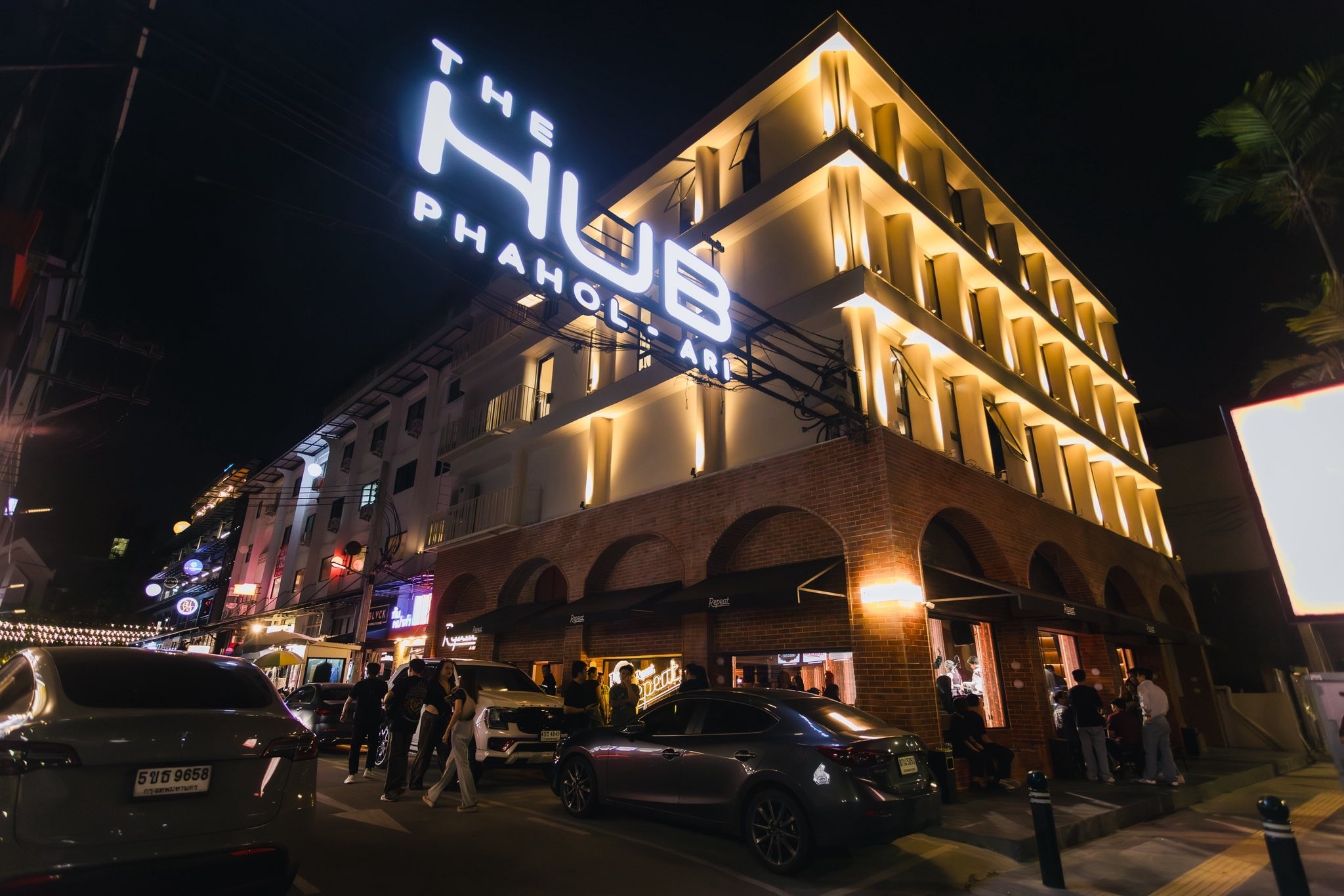 ปล่อยเซ้ง อาคารพานิชย์ 2 ชั้น ย่านพหล-อารีย์ มีโซน Outdoor โครงการ The Hubs Phahol-Ari