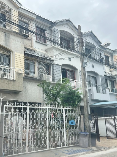 ทาวน์เฮาสให้เช่าย่านพระราม9ใกล้ห้าง The nine 3ชั้นมี3นอน3น้ำแอร์3เครื่องเฟอร์ครบราคาเช่าถูกเพียง 25000บาท/เดือนถ.พระราม9