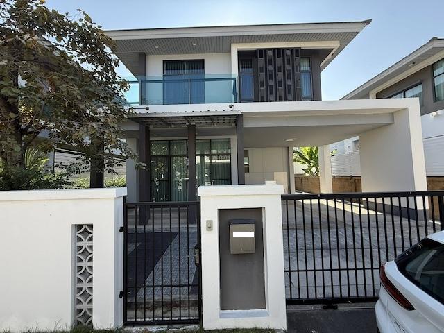 HR 9479 ให้เช่าบ้านเดี่ยวหรู เศรษฐสิริ พัฒนาการ บ้านเดี่ยว 2 ชั้น ใกล้โรงเรียนนานาชาติและสนามบินสุวรรณภูมิ