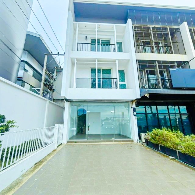 อาคารพาณิชย์ 3 ชั้น 3นอน 3น้ำ ถนนวงแหวน by passพลายชุมพล ใกล้เซ็นทรัลพิณุโลก 1.6 กม.  16ตร.วา. 190ตร.ม.  เมืองพิษณุโลก รพ.พิษณุโลก 2.6 กม.