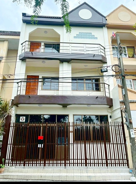 สุขุมวิท 50 ให้เช่าทาวน์เฮ้าส์ 3 ชั้น BTS พระโขนง 890ม. BTSอ่อนนุช 1กม. 20 ตร.วา. 240 ตร.ม. รร.นานาชาติ เซนต์แอนดรูส์ฯ กรุงเทพ 1.1 กม.