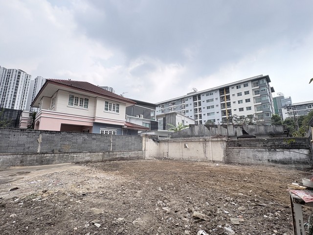 ขายที่ดิน 56 ตรว. เขตห้วยขวาง ประชาอุทิศ เหมาะสร้างบ้าน ใกล้ สนง. เขตห้วยขวาง หน้าหมู่บ้านมี 7-11 ร้านอาหารมากมาย ใกล้ รร.นานาชาติ