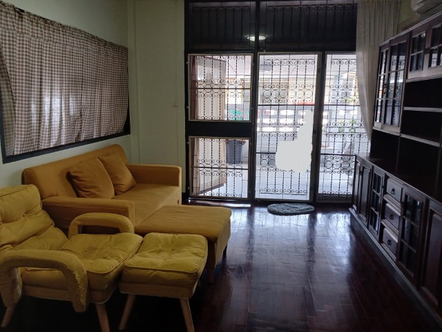 ให้เช่าบ้านเดี่ยวชั้นเดี่ยว เนื้อที่ 50 ตารางวา ถนนลาดพร้าว87 แอร์เฟอร์บางส่วน มี3นอน3น้ำ ราคาเช่าเดือนละ18000บาท รีโนเวทใหม่ทั้งหลัง