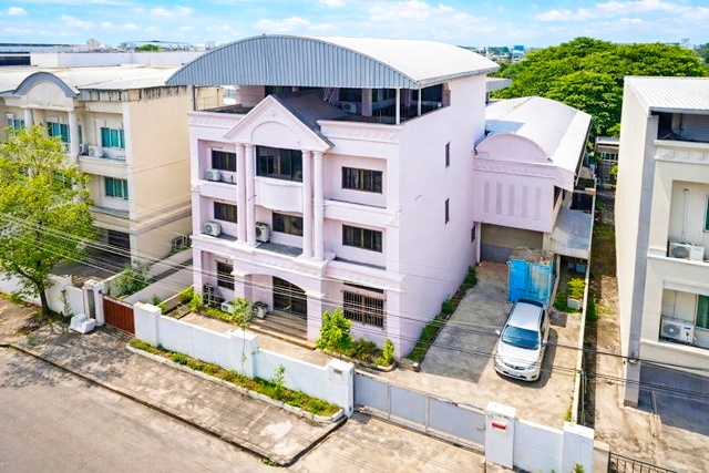 ตลาดสมบัติบุรี 2.55กม. ถนน 345 โรงงานพร้อมอาคารออฟฟิศ 3 ชั้น ไทวัสดุ บางบัวทอง 2.9กม. 2 ห้องน้ำ 202ตร.ว. 1202 ตร.ม.  ตลาดบางบัวทอง 2.8 กม.