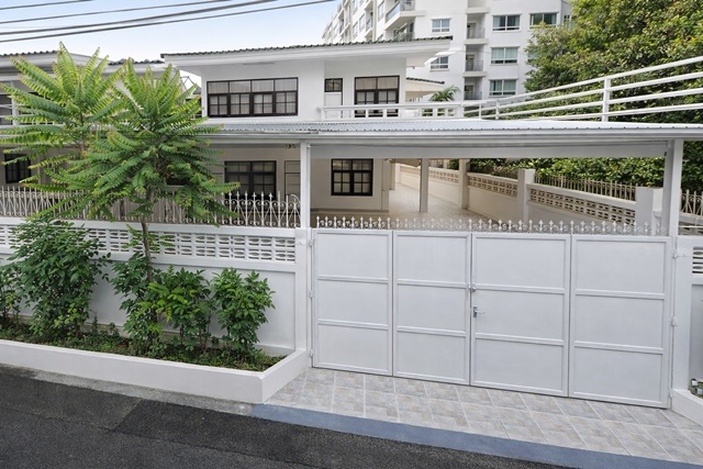 ประชาราษฎร์บำเพ็ญ 20-28 ตลาดห้วยขวาง 300 ม.จอดรถ 4-6 คัน  สนง.เขตห้วยขวาง 80ตร.ว. 270ตร.ม..ใกล้ MRT ห้วยขวาง 1กม. บ้านเดี่ยว 2 ชั้น 3-4นอน