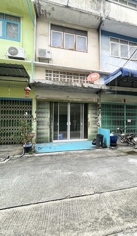 ขายด่วน ถูกมาก อาคารพาณิชย์ 3.5 ชั้น   ซอยวุฒากาศ 47 และ  53  เข้าออกได้ 2 ซอย ใกล้bts วุฒากาศ 700 เมตร (คุณเจี๊ยบ 080-2114266 )