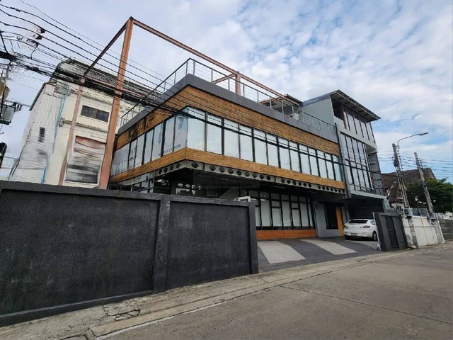 ให้เช่าอาคารสำนักงาน 3 ชั้น หลังมุม 700 ตรม. มีดาดฟ้า ซอยติวานนท์ 14 ซอยกระทรวงสาธารณสุข (บำราศนราดูร) ใกล้ MRT กระทรวงสาธารณสุข