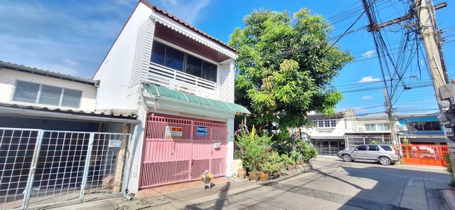 ทาวน์เฮ้าส์ ประชานิเวศน์ 3 2 BR 2 ห้องน้ำ ใหญ่ขนาด 21 Square Wah 0 งาน 0 ไร่ 2450000 BAHT ใกล้กับ ใกล้โรงเรียนอนุบาลบรรลือทรัพย์ สำนักงานแขวงท่าทราย ตลาดประชานิเวศน์ 3 โรงเรียน เบญจมราชานุสรณ์ ตลาดใต้ทางด่วน วัดบัวขวัญพระอารามหลวง วิทยาลัยเทคโนโลยีปั