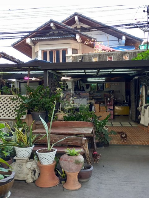 ขายที่ดินพร้อมบ้าน 2 ชั้น 38 ตรว. เขตพญาไท ย่านอารีย์ พระราม 6 ใกล้กระทรวงการคลัง ทำเลดีมาก **เหมาะลงทุนซื้อรีโนเวท