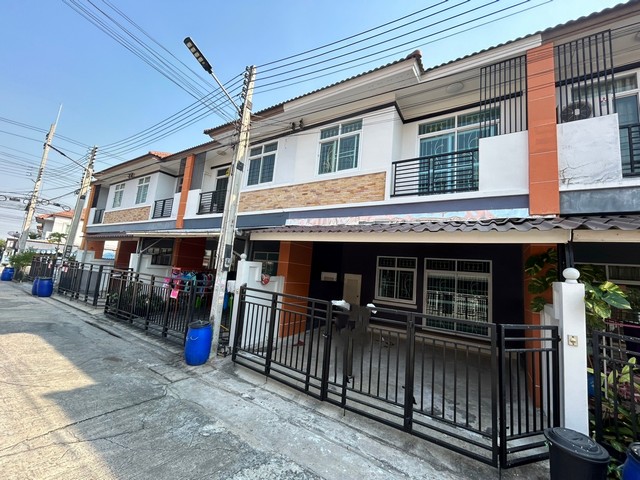 ขาย ทาวน์โฮม โครงการ ทรัพย์รุ่งเรืองซิตี้ 2 เดินทางสะดวกสามารถเข้าออกได้หลากหลายเส้นทาง