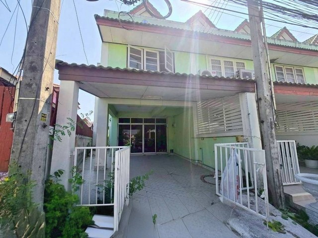 ขายหอพักพานทองชลบุรี ขายหอพัก โอกาสลงทุนสุดคุ้ม! ขายหอพัก 9 ห้อง ทำเลทอง อมตะนคร