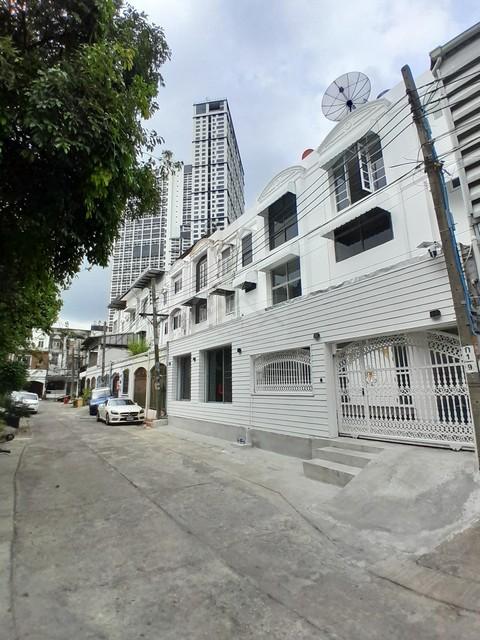 HS 1870 ขายทาวน์เฮ้าส์ 3 ชั้น 2 คูหา 52 ตรว. 700 ตรม. ทำเลทอง พระราม 9 ซอย 11 เข้าออกสะดวก เข้าซอยไม่ลึก