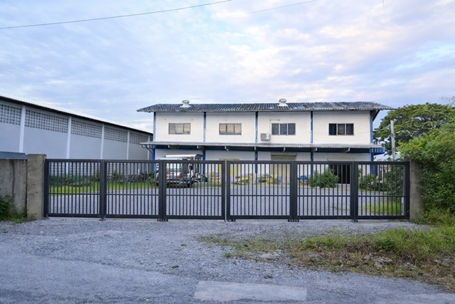 โกดังพร้อมอาคารพาณิชย์ 2 ชั้น หลังมุม ถ.เอกชัย81-87 ทำรั้วแล้ว 800 ตร.ม.3นอน 3น้ำ พร้อมสำนักงาน 3 ห้อง ใกล้ บิ๊กซี เอกชัย 900 ม.