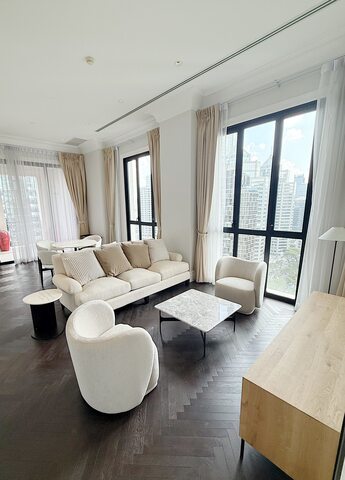 Luxury Condominium 2 bedrooms for rent at 98 Wireless