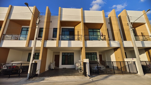 ทาวน์โฮม คราม หนองมน-บางแสน Khram Nongmon-Bangsaen 22 ตรว. หน้ากว้าง 5.7 เมตร 3 นอน 3 น้ำ หน้าบ้านติดพื้นที่ส่วนกลางไม่ชนกับเพื่อนบ้าน