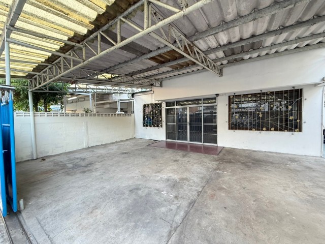 ให้เช่าบ้านเดี่ยวถนนรัชดา18ใกล้ MRTห้วยขวางมี4นอน2น้ำแอร์5เครื่องเฟอร์ไม่มี เหมาะทำออนไลน์ไลฟ์ขายของราคา30000บาท/เดือน (จดทะเบียนบริษัทได้)