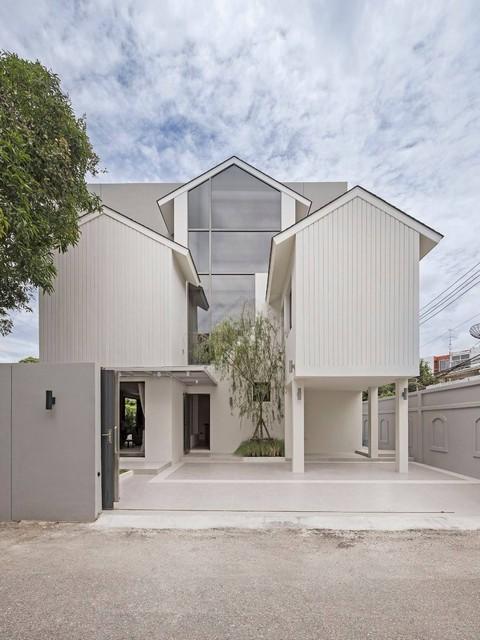 ให้เช่าบ้านเดี่ยว 3 ชั้น 300 ตร.ม. ซอยปรีดีพนมยงค์ 14 หลังมุม รีโนเวทใหม่ ใกล้เอกมัย ทองหล่อ