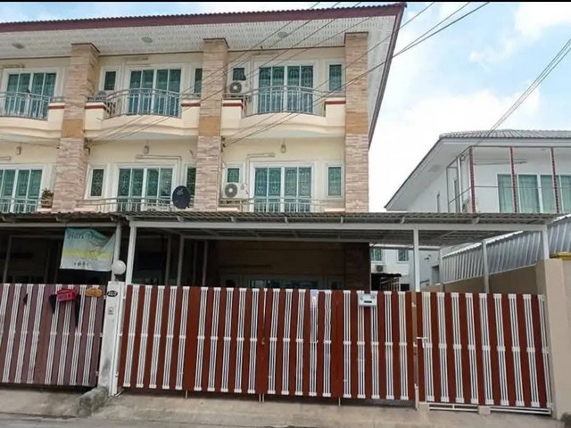 ให้เช่าทาวน์โฮม 3 ชั้นหลังริม 4 ห้องนอน ลาดพร้าว 101 ใกล้ MRT ลาดพร้าว 101