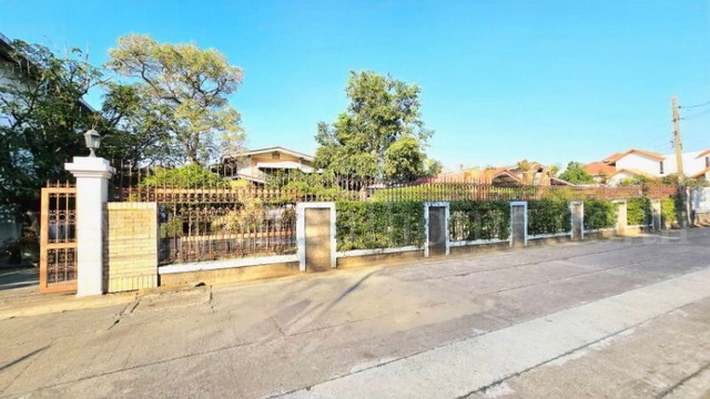 บ้านเดี่ยว 2 หลัง พื้นที่ 387 ตร.วา ซอย ติวานนท์ 46 ใกล้รถไฟฟ้าสายสีชมพู