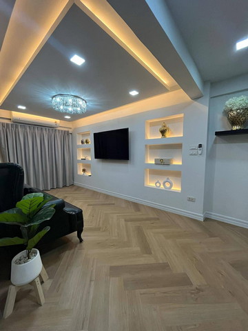 ทาวน์โฮม 5ชั้น ย่านห้วยขวาง 6ห้องนอน4ห้องน้ำ เนื้อที่ 16 ตรว. 385ตร.ม. มีเฟอร์พร้อมอยู่