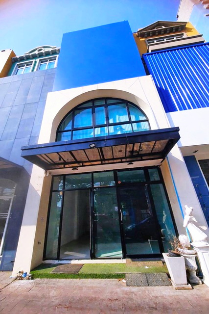 8นอน ใหญ่มาก ให้เช่าอาคารพาณชิย์ 5ชั้น BTSปุณณวิถี 600ม. บน Skywalk  อุดมสุข 800ม. 26ตร.ว. 520ตร.ม.8น้ำ  ไบเทค บางนา 2.4 กม.