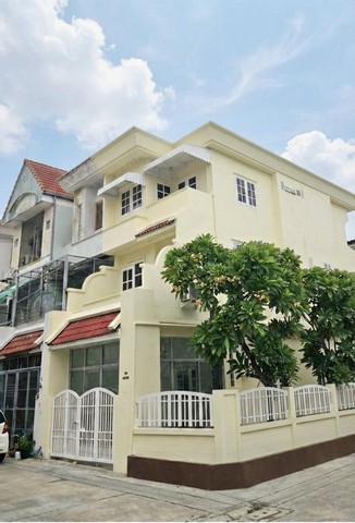 ให้เช่าทาวน์โฮม 3 ชั้น 36 ตร.ว. ย่านโชคชัย 4 ซอย 72 รีโนเวทใหม่ ใกล้ รร.สตรีวิทยา2