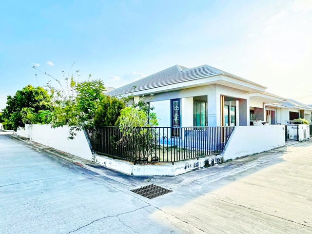 ใกล้รร.สุรนารีวิทยา 2.5 กม.บ้านเดี่ยวชั้นเดียวหัวมุม โซนจอหอ 3 นอน 2 น้ำบุญถาวร โคราช 2.7กม.  ใกล้เซ็นทรัล โคราช 16กม.  72ตร.ว. 280ตร.ม.