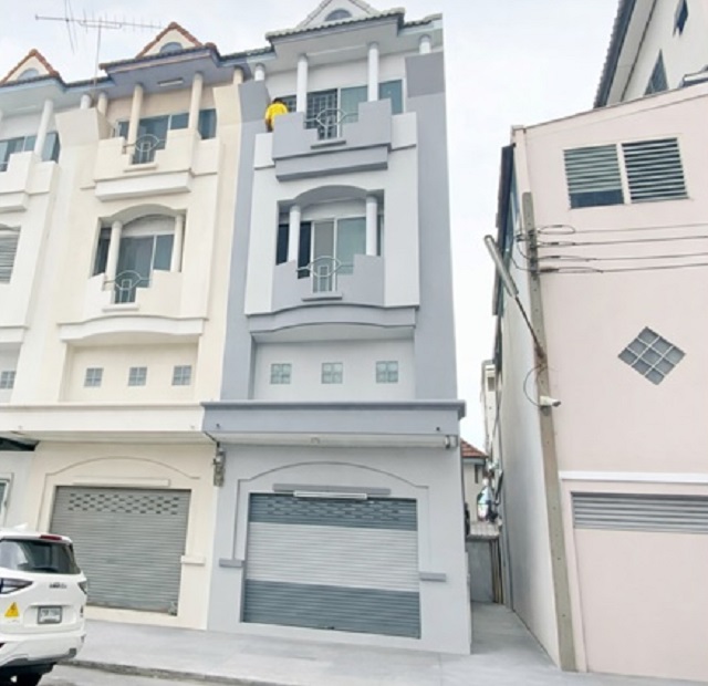 พระจอมเกล้าลาดกระบัง 4.2 กม. Big C เคหะร่มเกล้า 150 ม. 7-Eleven 50ม.  2แห่ง Lotus อาคารพาณิชย์ 3.5 ชั้น 3นอน 3น้ำ 20ตรว. 280ตรม.  ให้เช่า