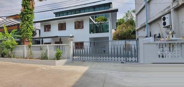 ให้เช่าบ้านเดี่ยว 2 ชั้น 70 ตรว. ย่านโชคชัย 4 ลาดพร้าว นาคนิวาส เหมาะทำโฮมออฟฟิศ ใกล้เลียบด่วน ใกล้ MRT โชคชัย4 จอดรถ 7 คัน