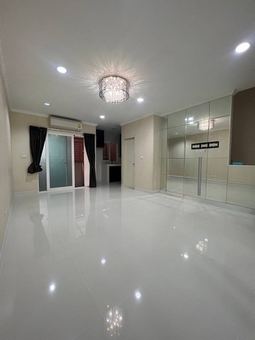 ทาว์โฮมให้เช่าบ้านติดถนนถระรามเก้า บ้าน3 ชั้น 3นอน บิวท์อินสวย หมู่บ้านกลางเมือง พระราม 9 มอเตอร์เวย์ ติดถนนใหญ่คู่ขนานมอเตอร์เวย์