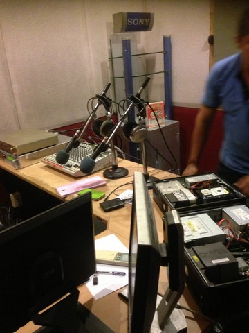 ฝากไว้ให้พิจารณานะคะ สถานีวิทยุชุมชนคลื่น FM จดทะเบียนถูกต้องขึ้นต่อ กสทช. ทำต่อได้เลย โทร 083-0052952